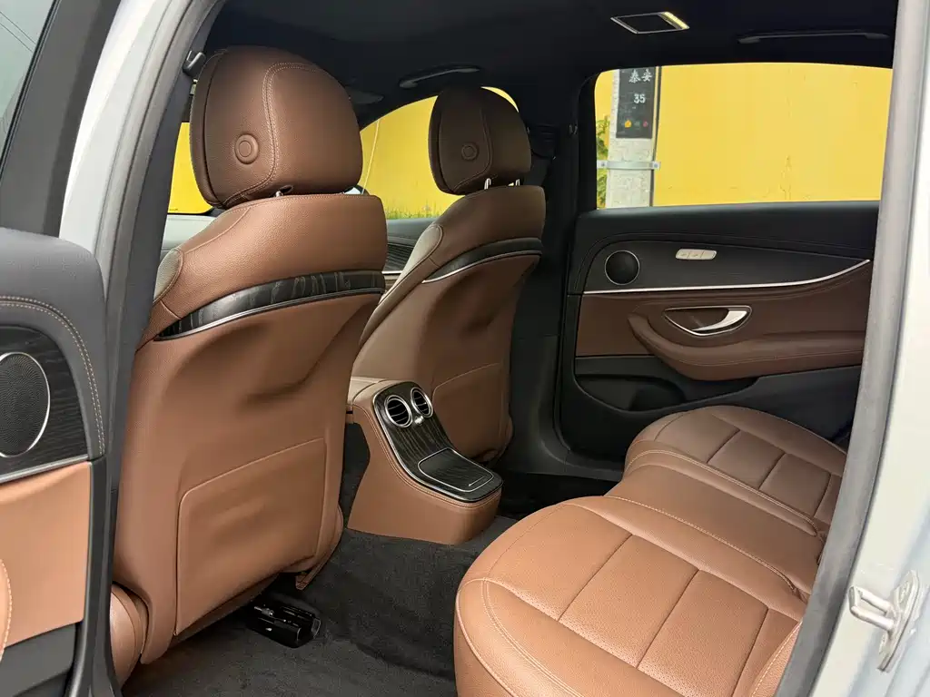 Mercedes-Benz E-Class 2023 — фото 17