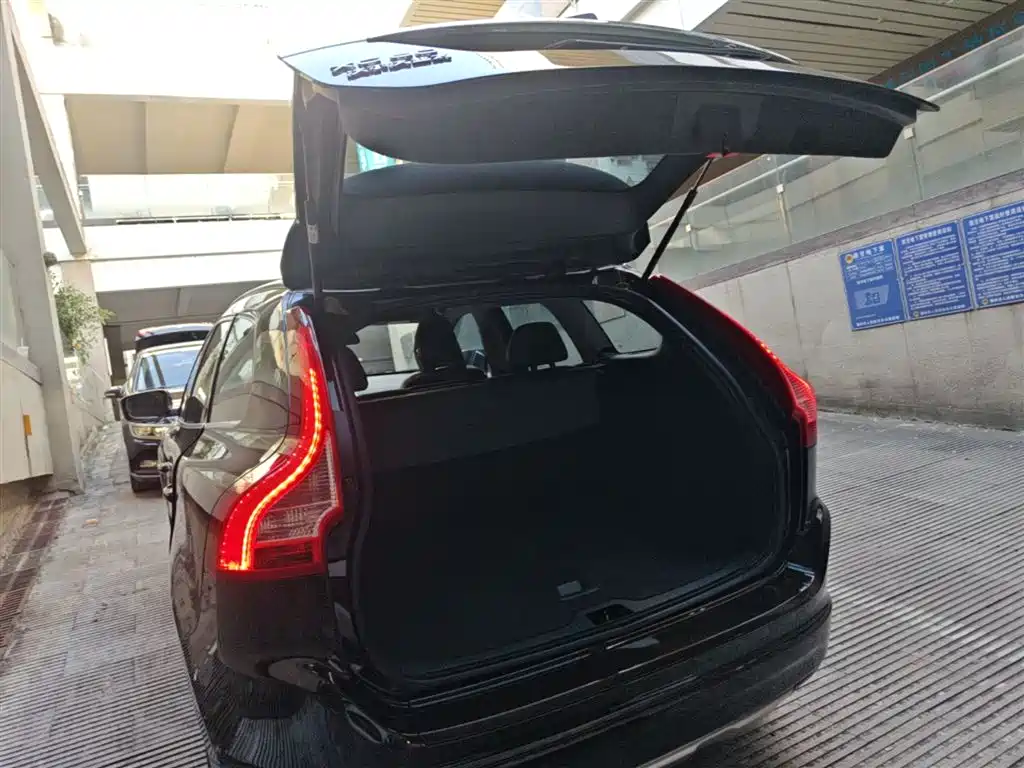 Volvo XC60 2018 — фото 19