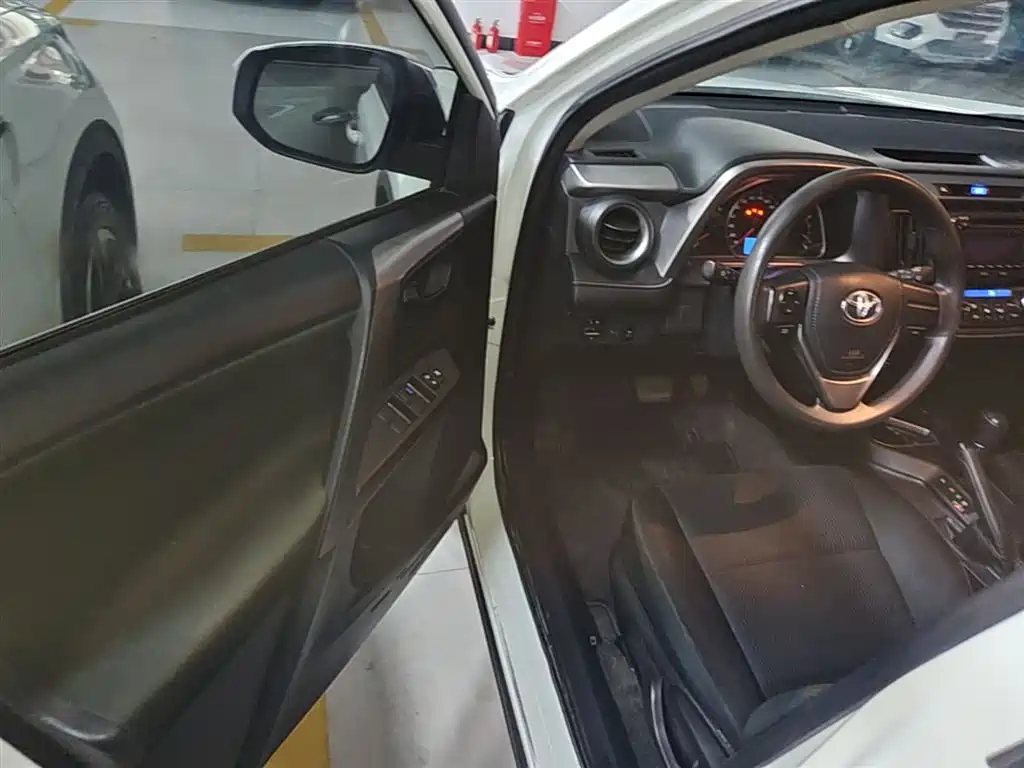 Toyota RAV4 2019 — фото 16