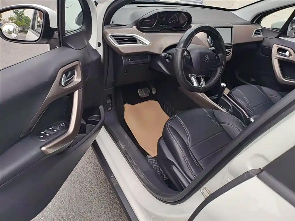 Peugeot 2008 2015 — фото 16