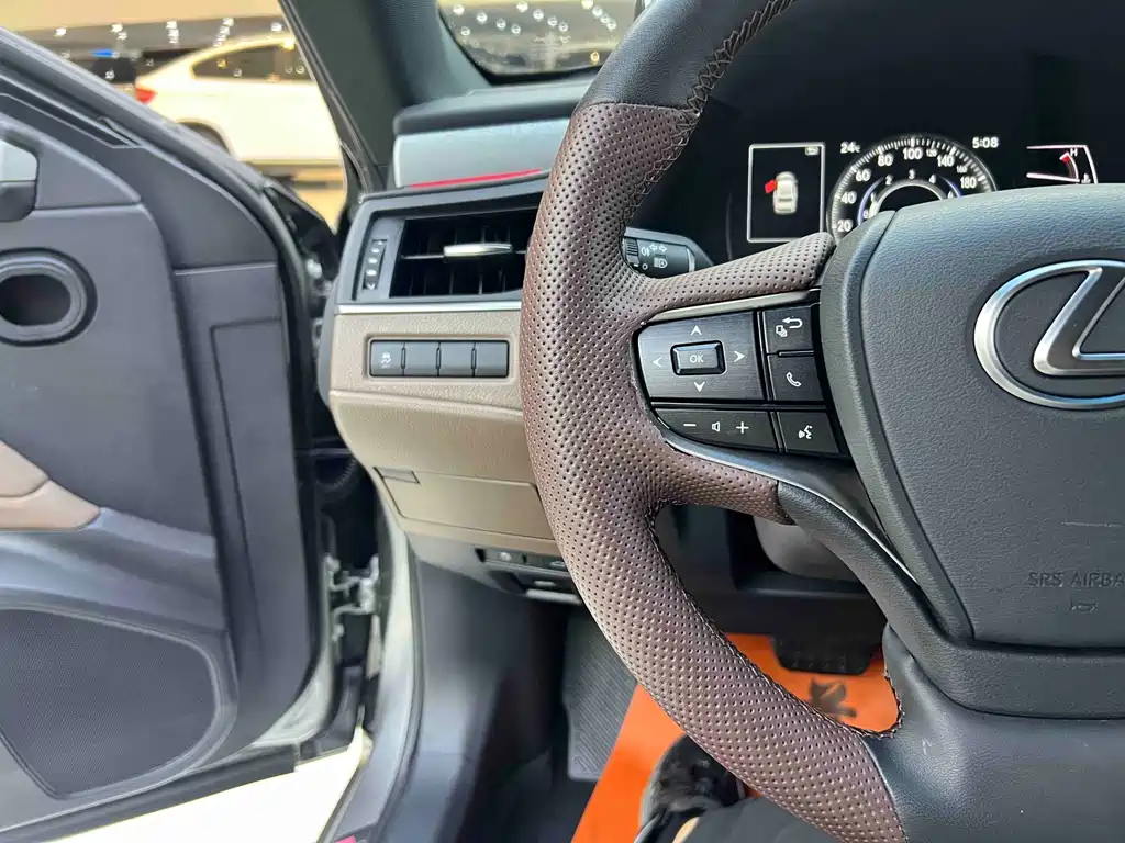 Lexus ES 2025 — фото 13