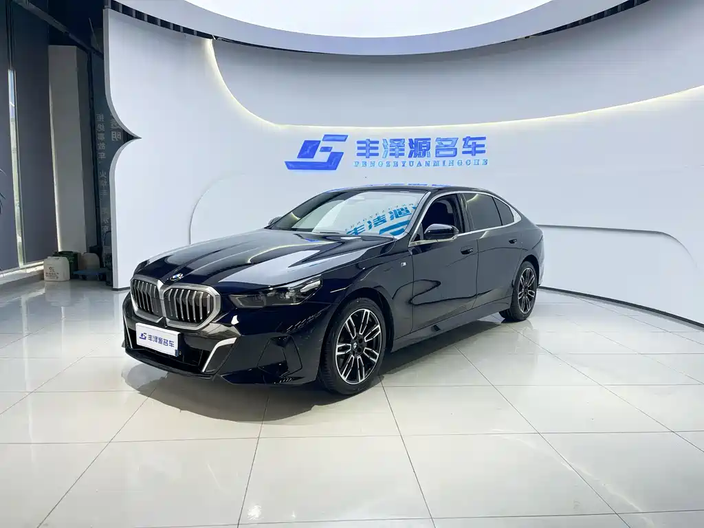 BMW 5 Series 2025 — фото 1