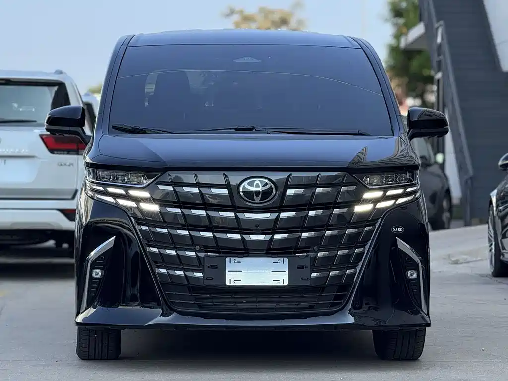 Toyota Alphard — фото 2
