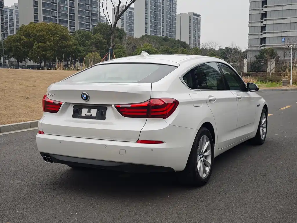 BMW 5 Series GT 2017 — фото 22