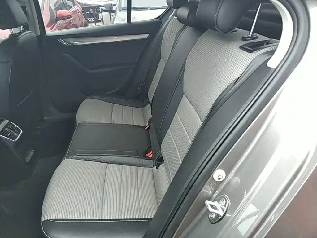 Skoda Octavia 2017 — фото 17