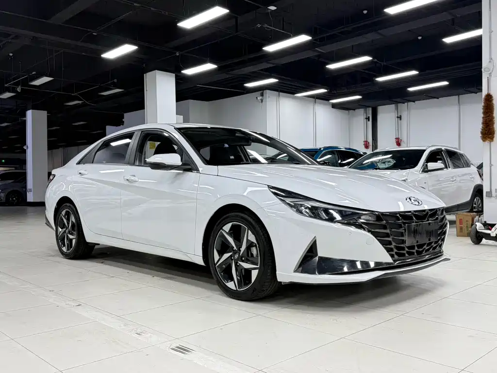 Hyundai Elantra 2023 — фото 3