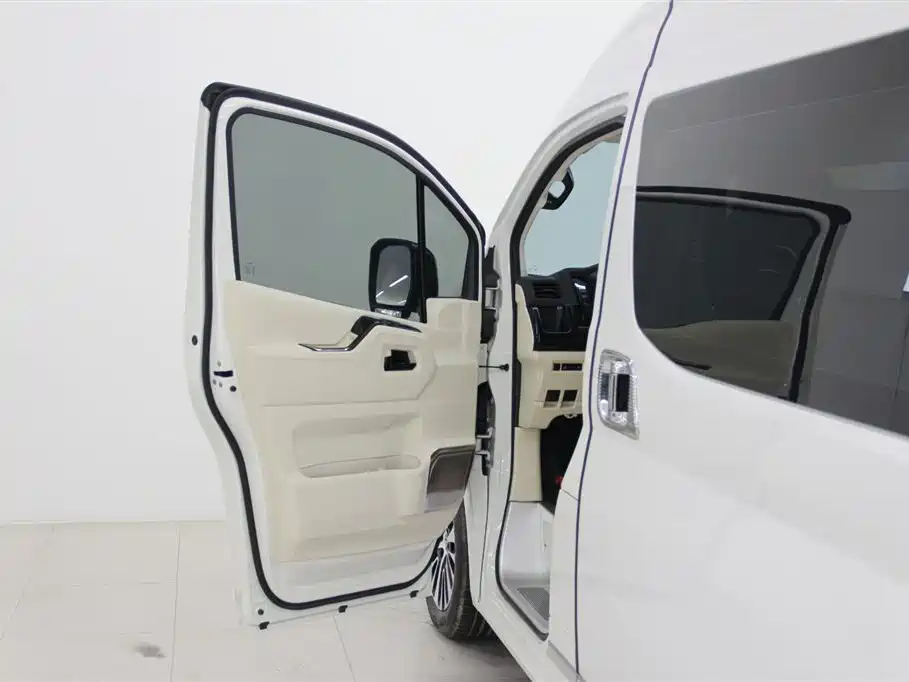 Toyota Hiace 2025 — фото 5