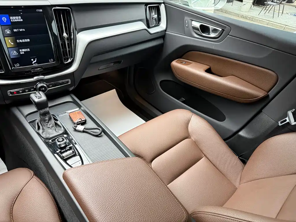 Volvo XC60 2018 — фото 10