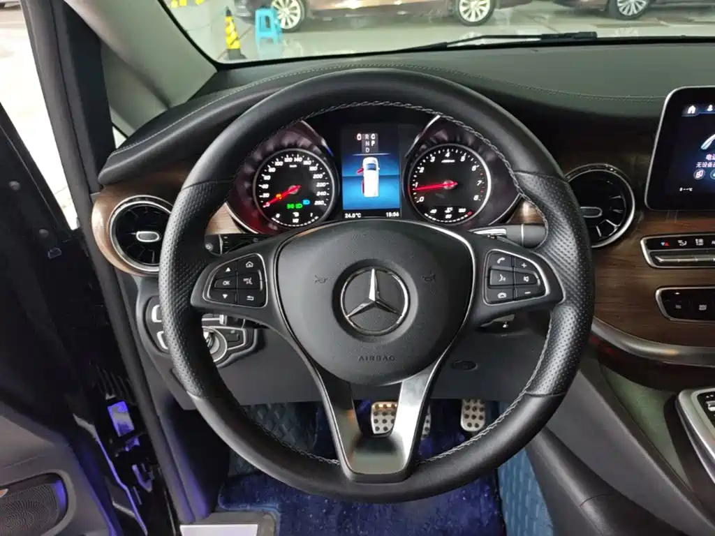 Mercedes-Benz V-Class 2022 — фото 11