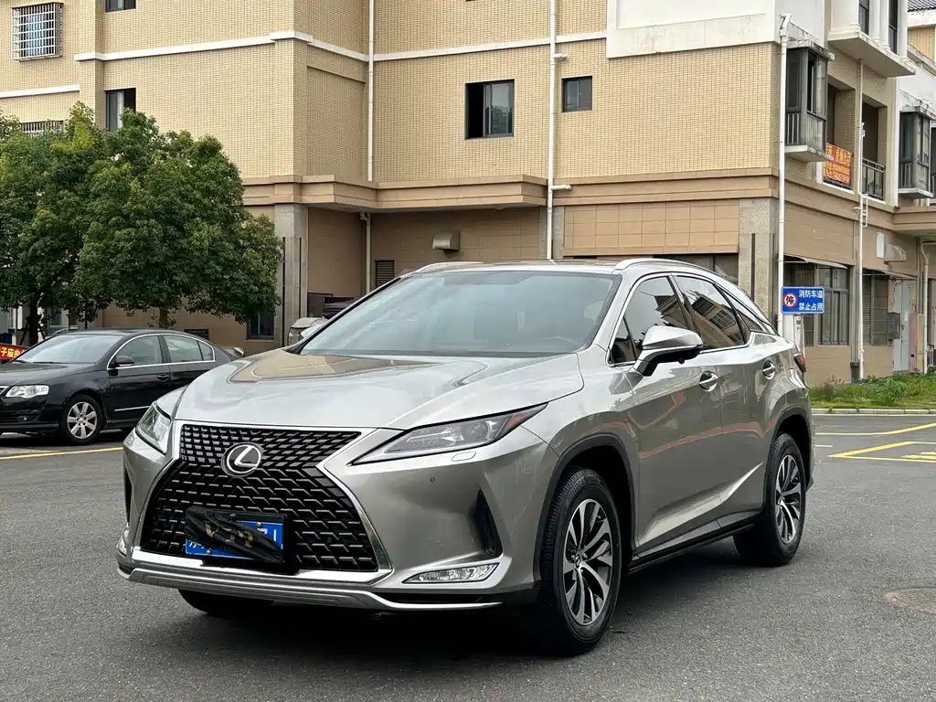 Lexus RX 2022 — фото 1