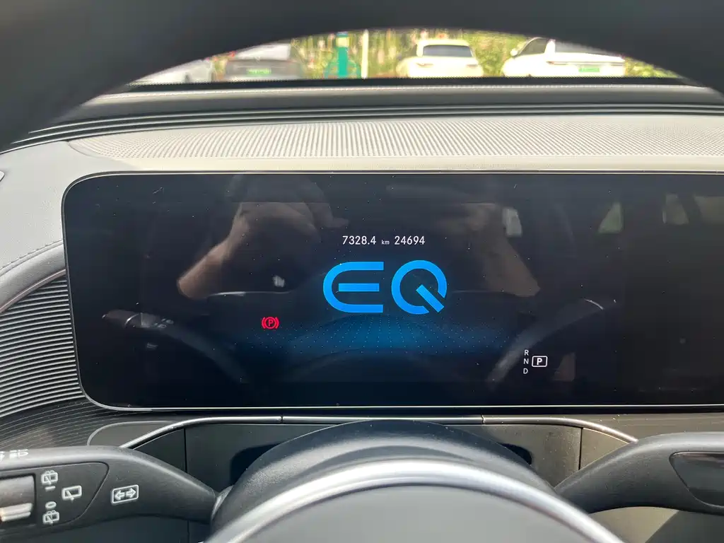 Mercedes-Benz EQC 2023 — фото 16