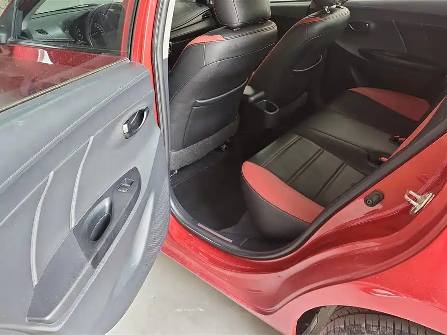 Toyota Yaris L 2017 — фото 11