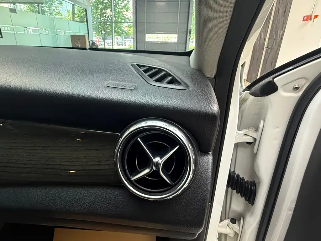 Mercedes-Benz GLA 2015 — фото 32