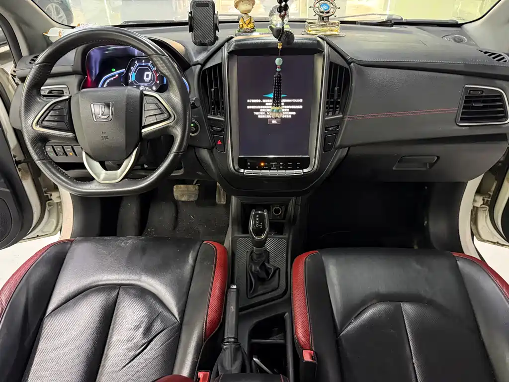 Luxgen U5 SUV 2018 — фото 11