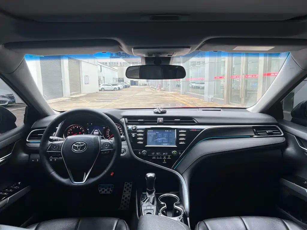 Toyota Camry 2018 — фото 7