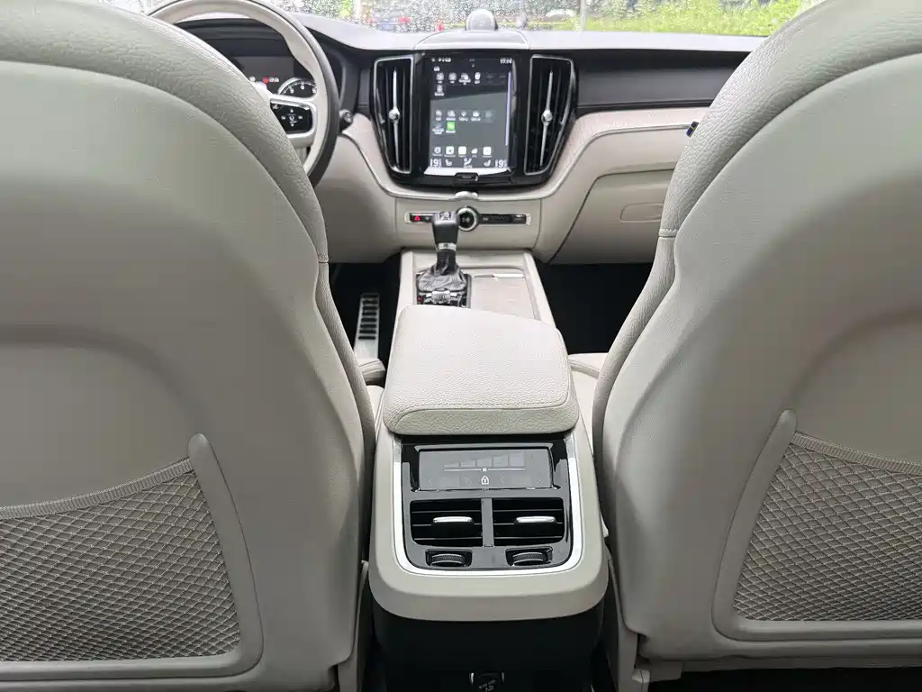 Volvo XC60 2018 — фото 10