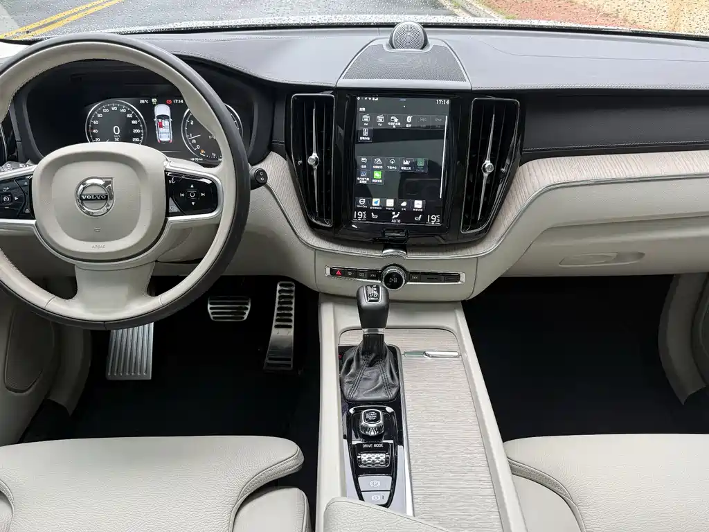 Volvo XC60 2018 — фото 11
