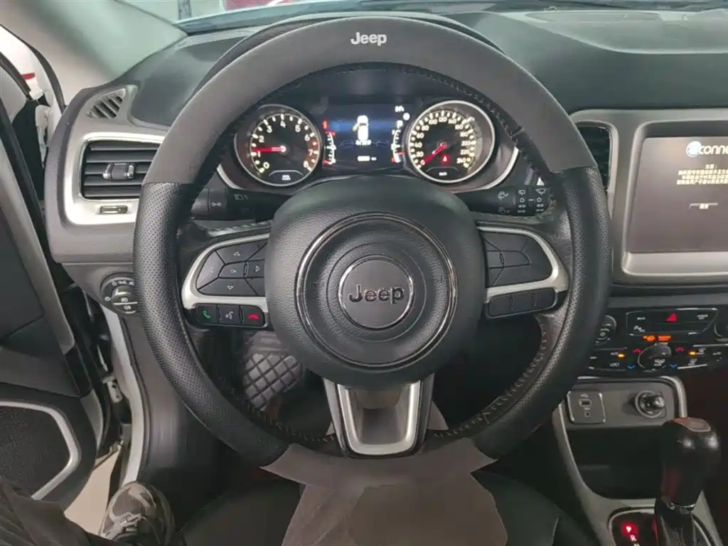 Jeep Compass 2018 — фото 11