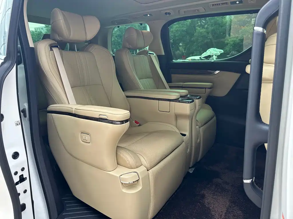 Toyota Alphard 2023 — фото 9