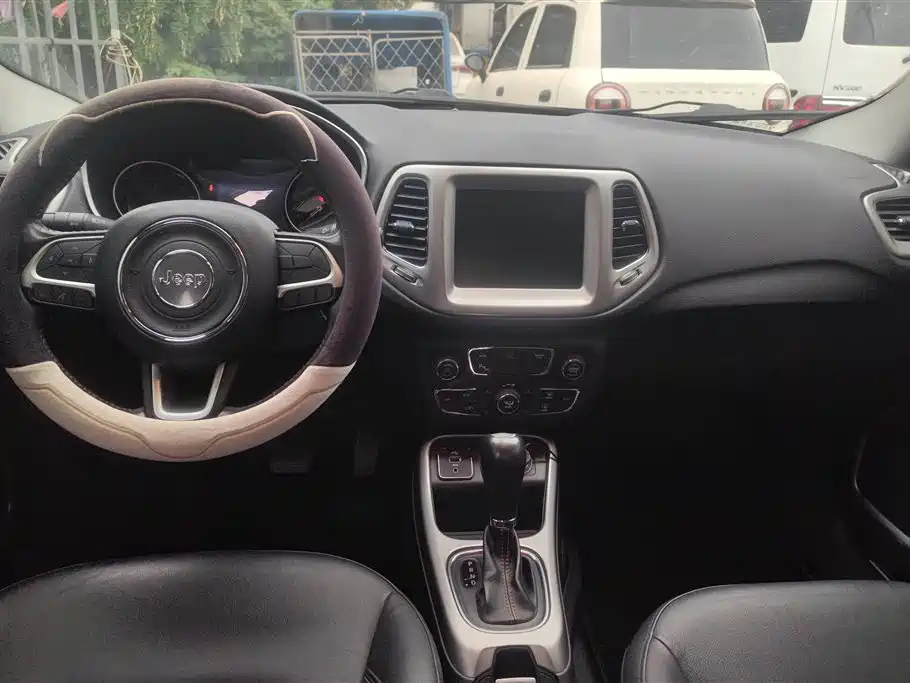Jeep Compass 2018 — фото 12