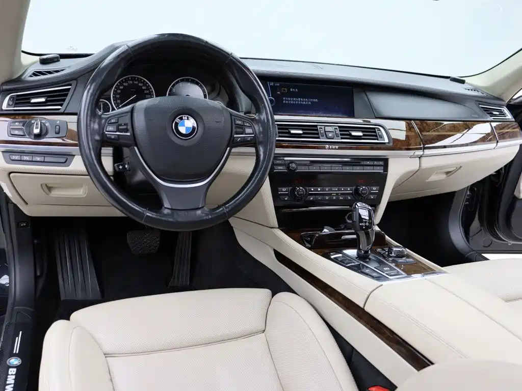 BMW 7 Series 2012 — фото 12