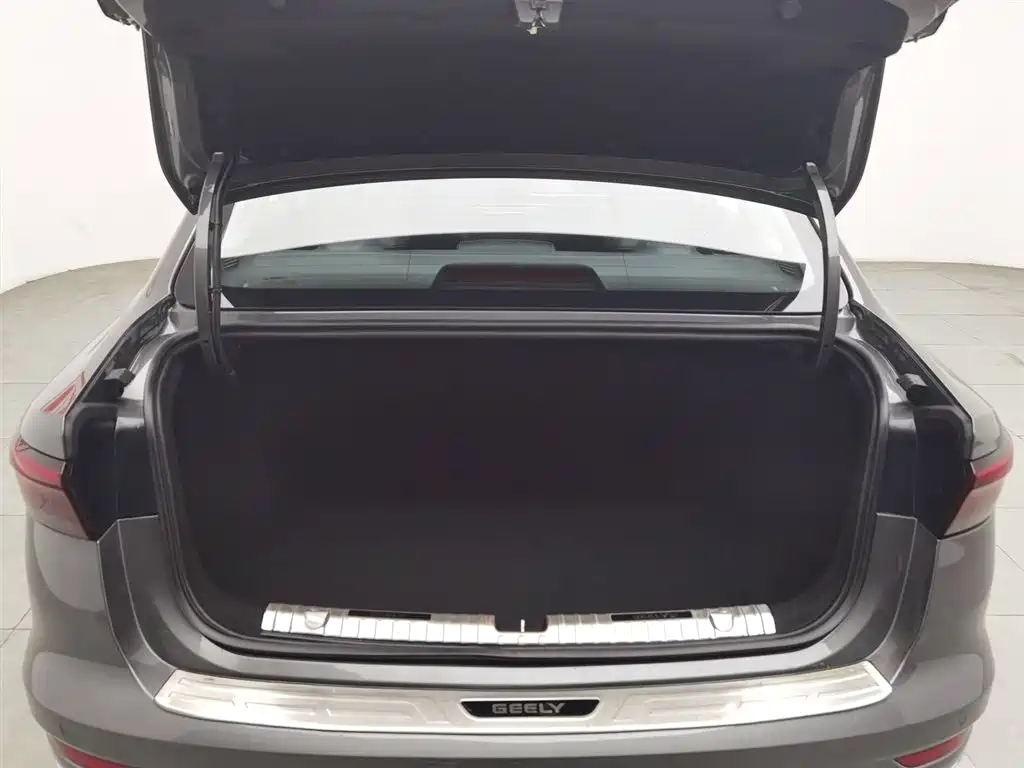 Geely Emgrand 2025 — фото 16