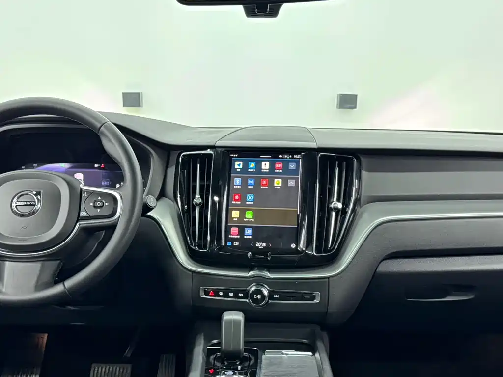Volvo XC60 2023 — фото 12