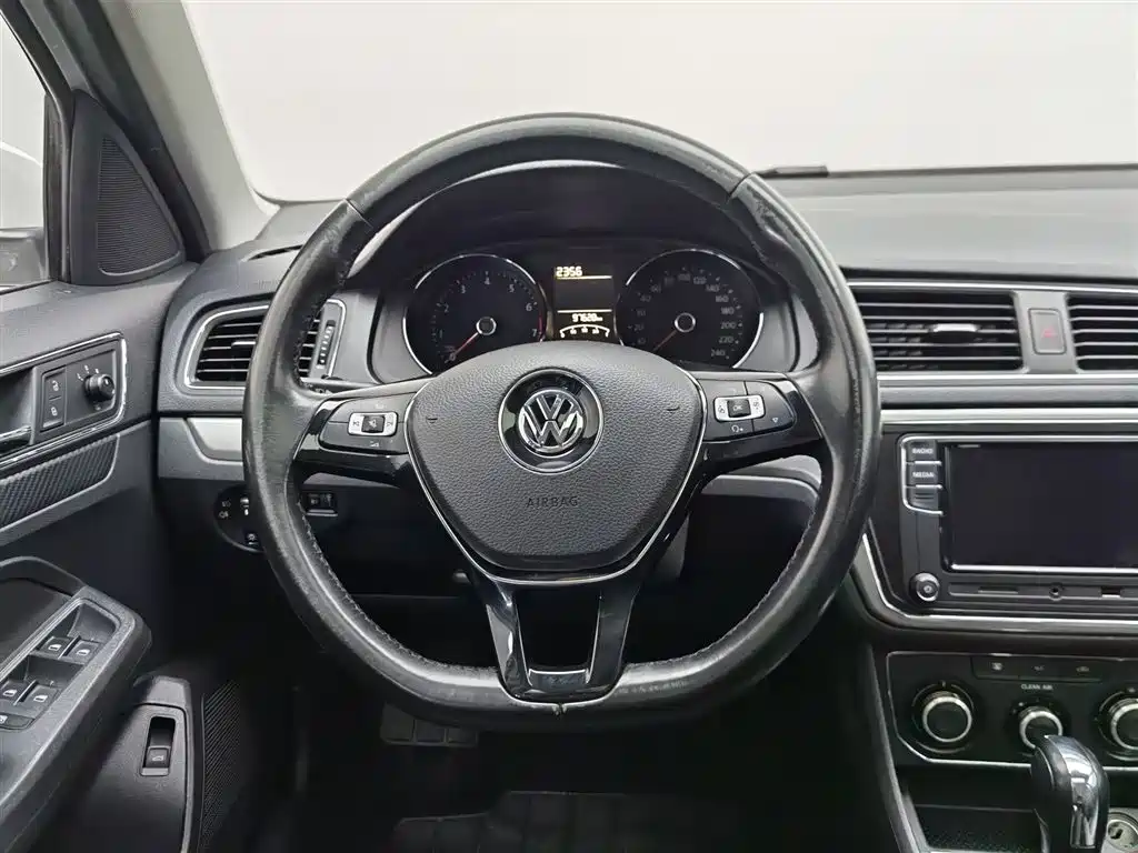 Volkswagen Lavida 2017 — фото 11