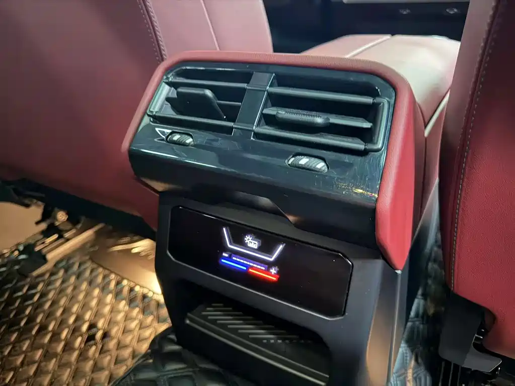 BMW 5 Series 2025 — фото 13