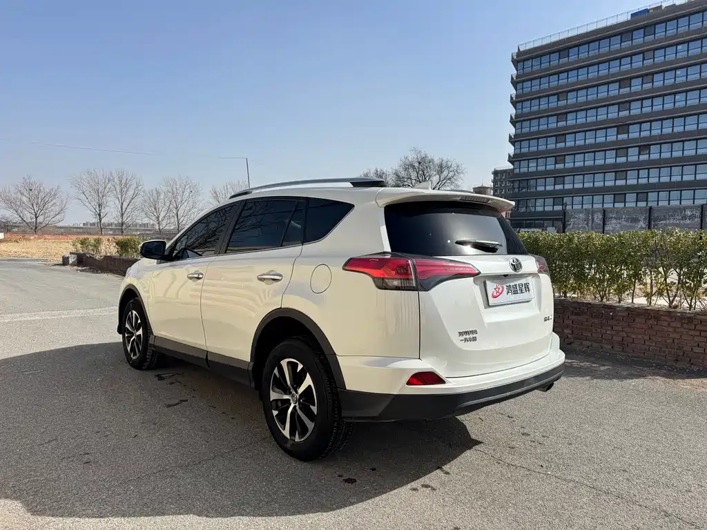 Toyota RAV4 2018 — фото 6