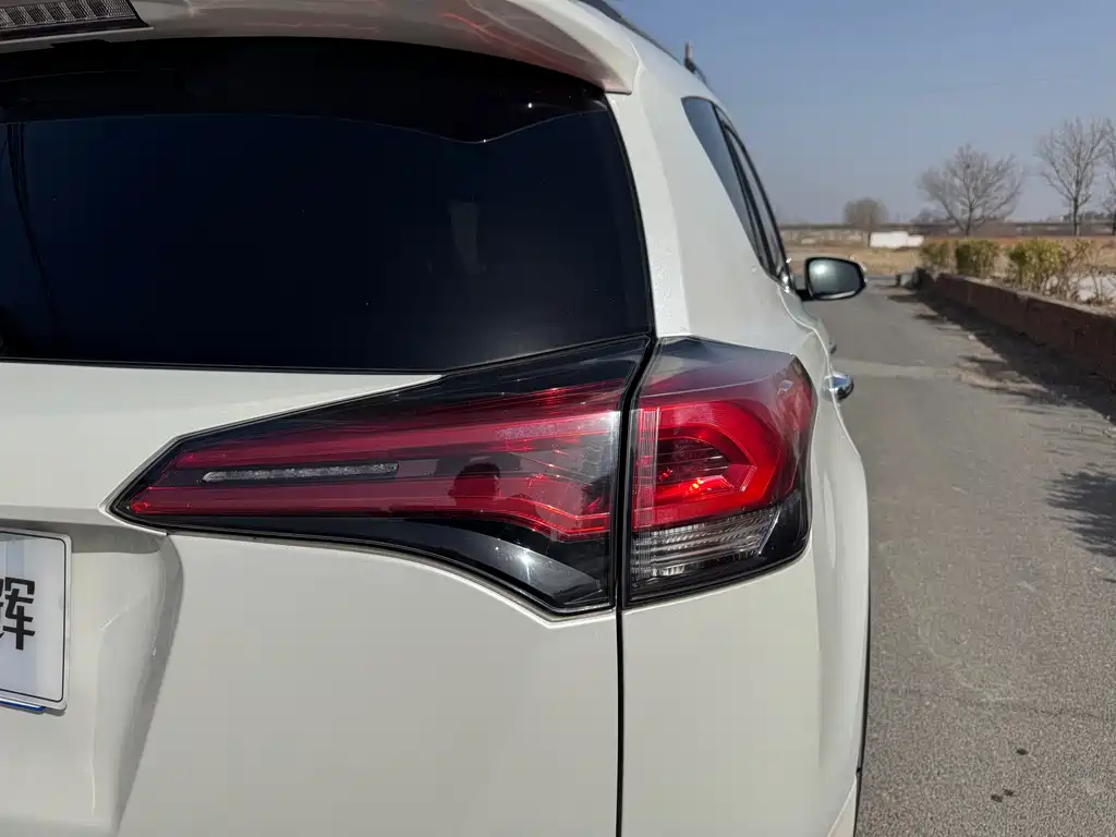 Toyota RAV4 2018 — фото 25