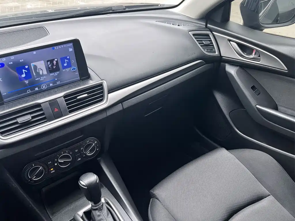 Mazda 3 Axela 2017 — фото 7