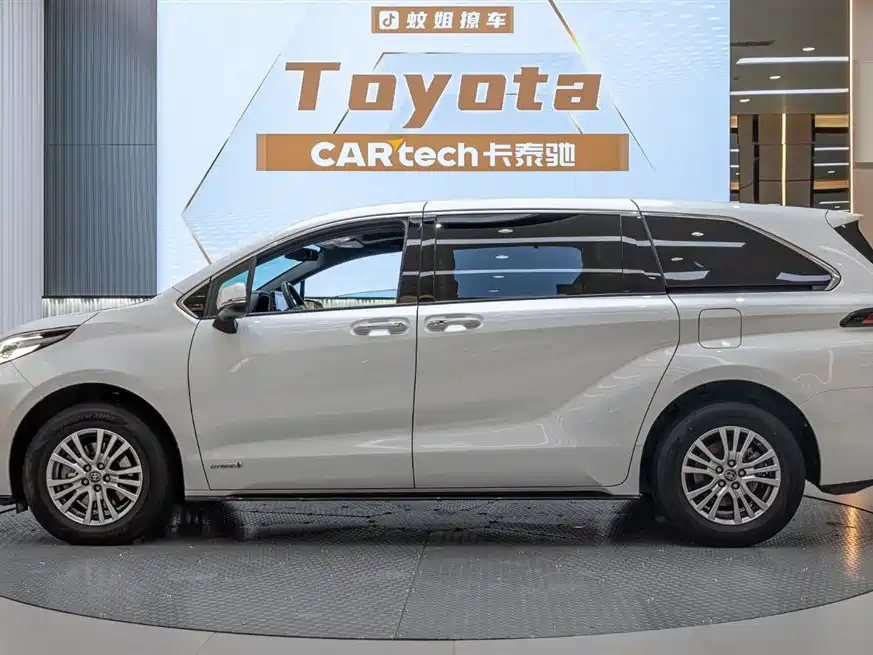 Toyota Sienna 2022 — фото 10