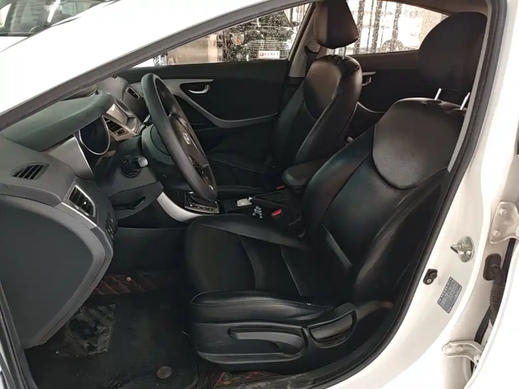 Hyundai Elantra 2017 — фото 15