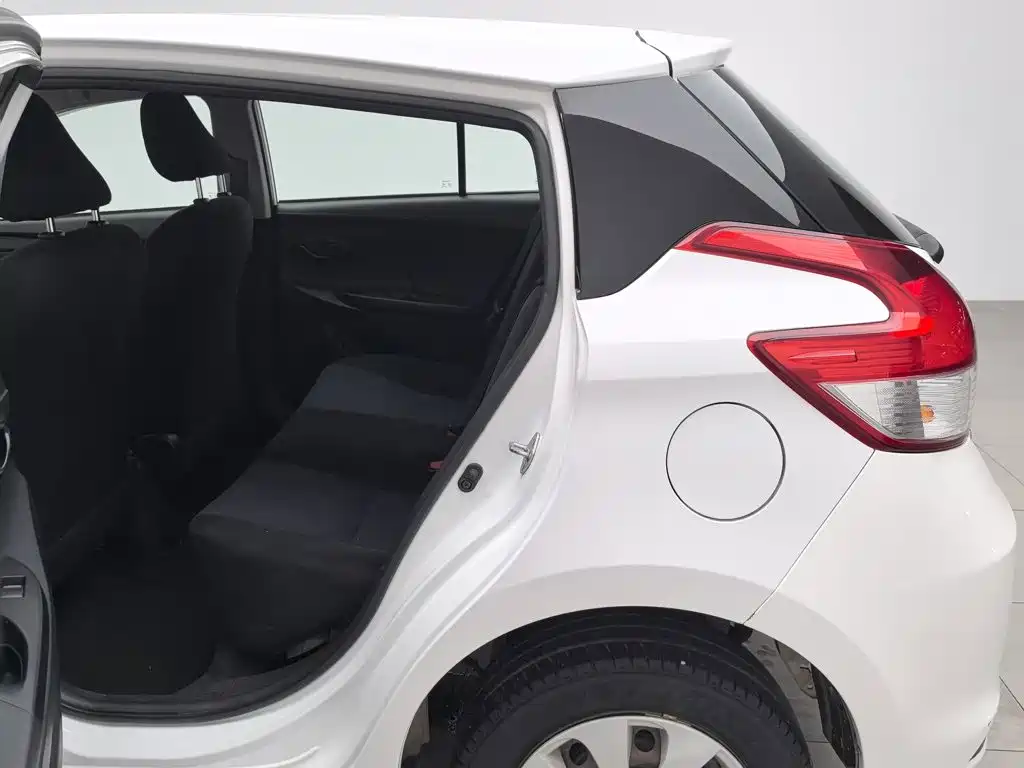 Toyota Yaris L 2014 — фото 15
