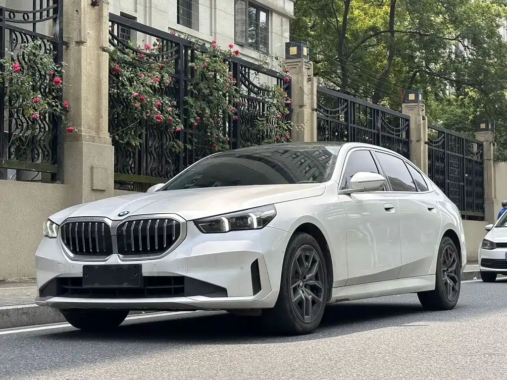 BMW 5 Series 2024 — фото 1