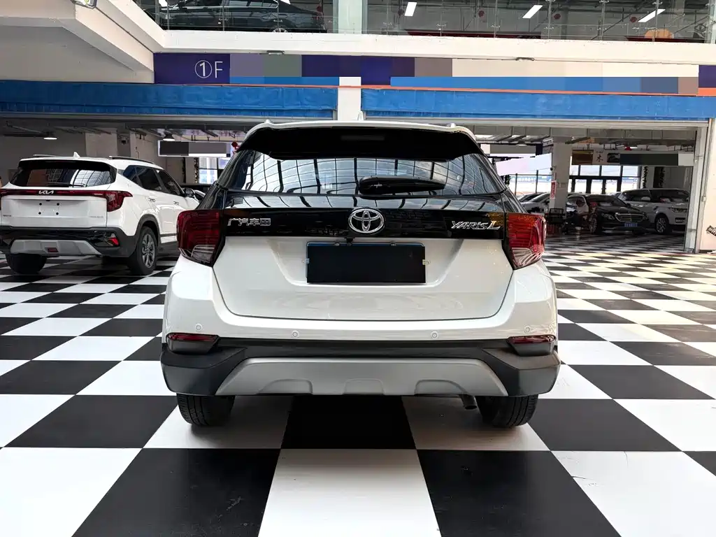 Toyota Yaris L 2022 — фото 16