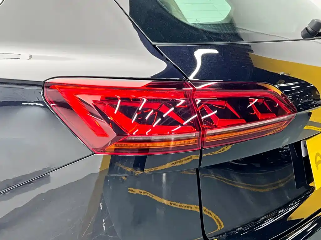 Volkswagen Touareg 2022 — фото 10