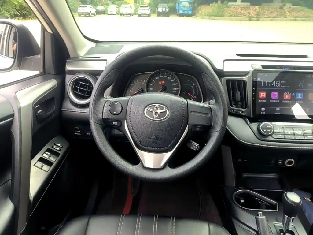 Toyota RAV4 2019 — фото 11