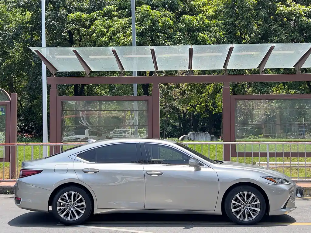 Lexus ES 2023 — фото 4