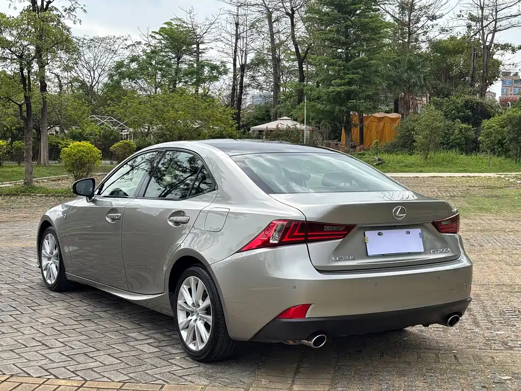 Lexus IS 2016 — фото 15