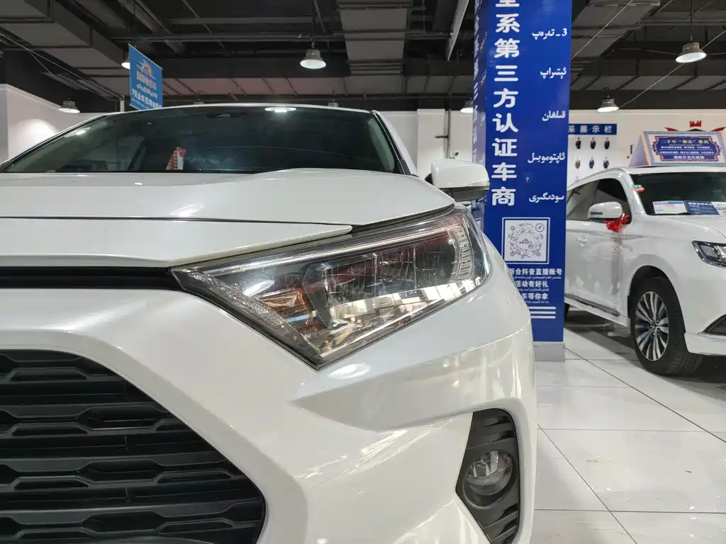 Toyota RAV4 2022 — фото 14