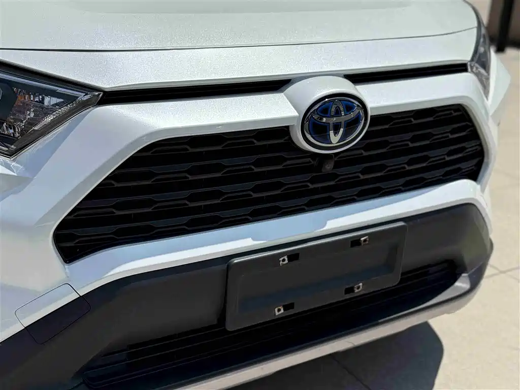 Toyota RAV4 2022 — фото 12