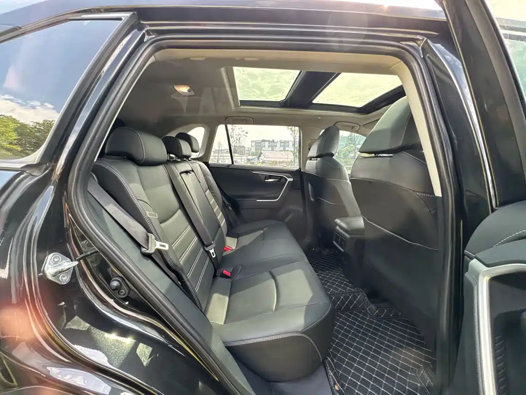 Toyota RAV4 2023 — фото 12