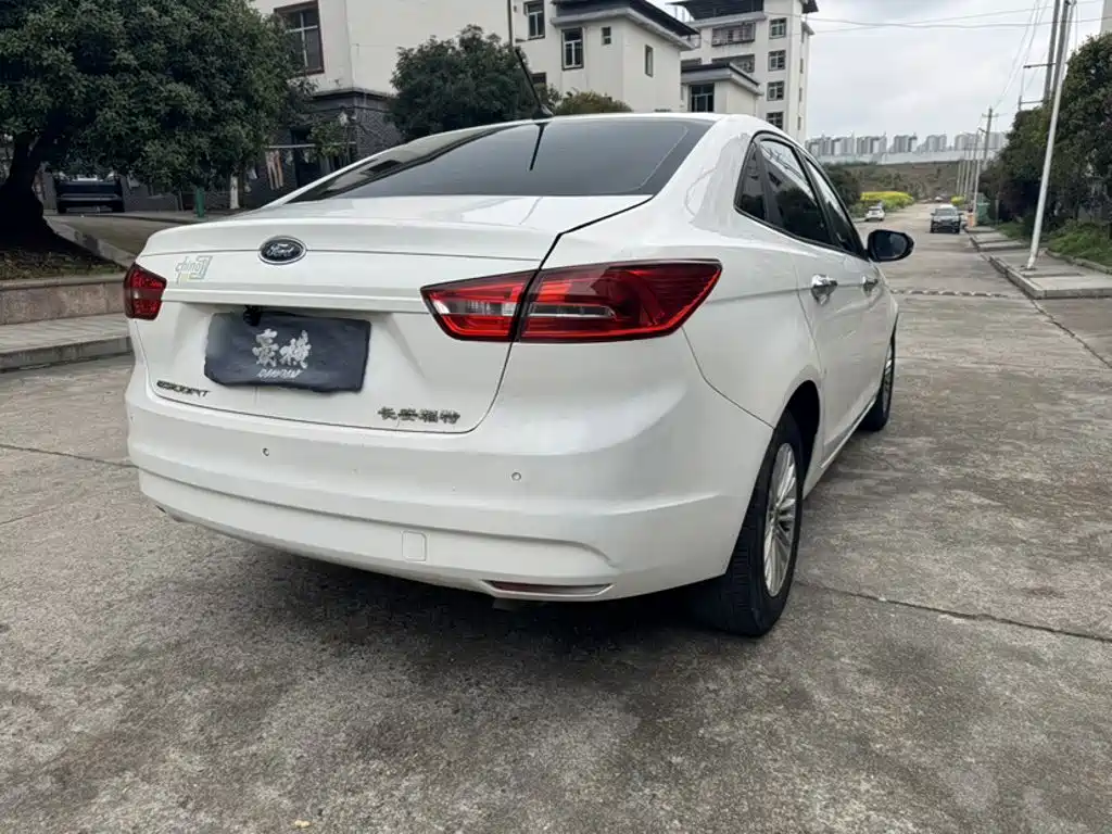 Ford Escort 2018 — фото 10