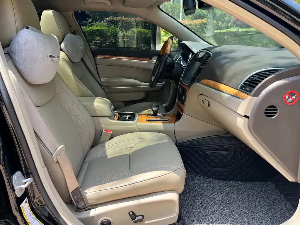 Chrysler 300C 2014 — фото 10