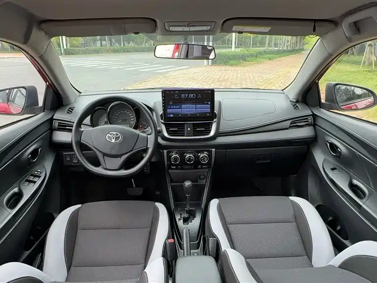 Toyota Yaris L 2020 — фото 11