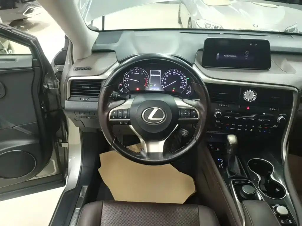 Lexus RX 2018 — фото 11