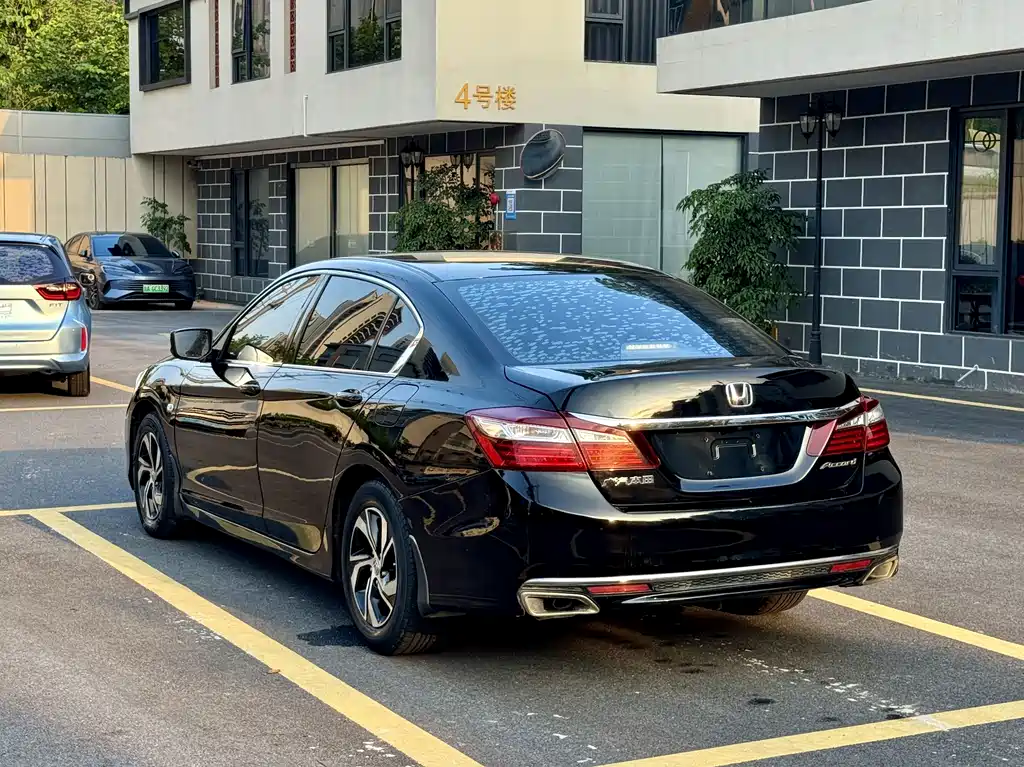 Honda Accord 2018 — фото 9
