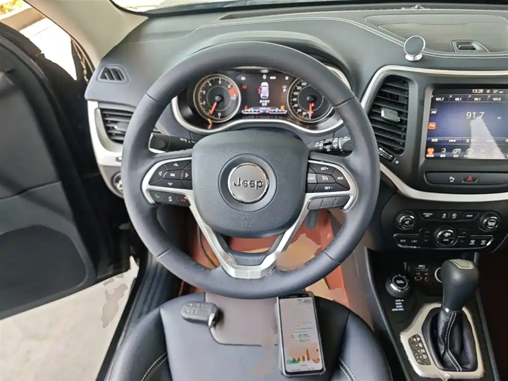 Jeep Cherokee 2018 — фото 11